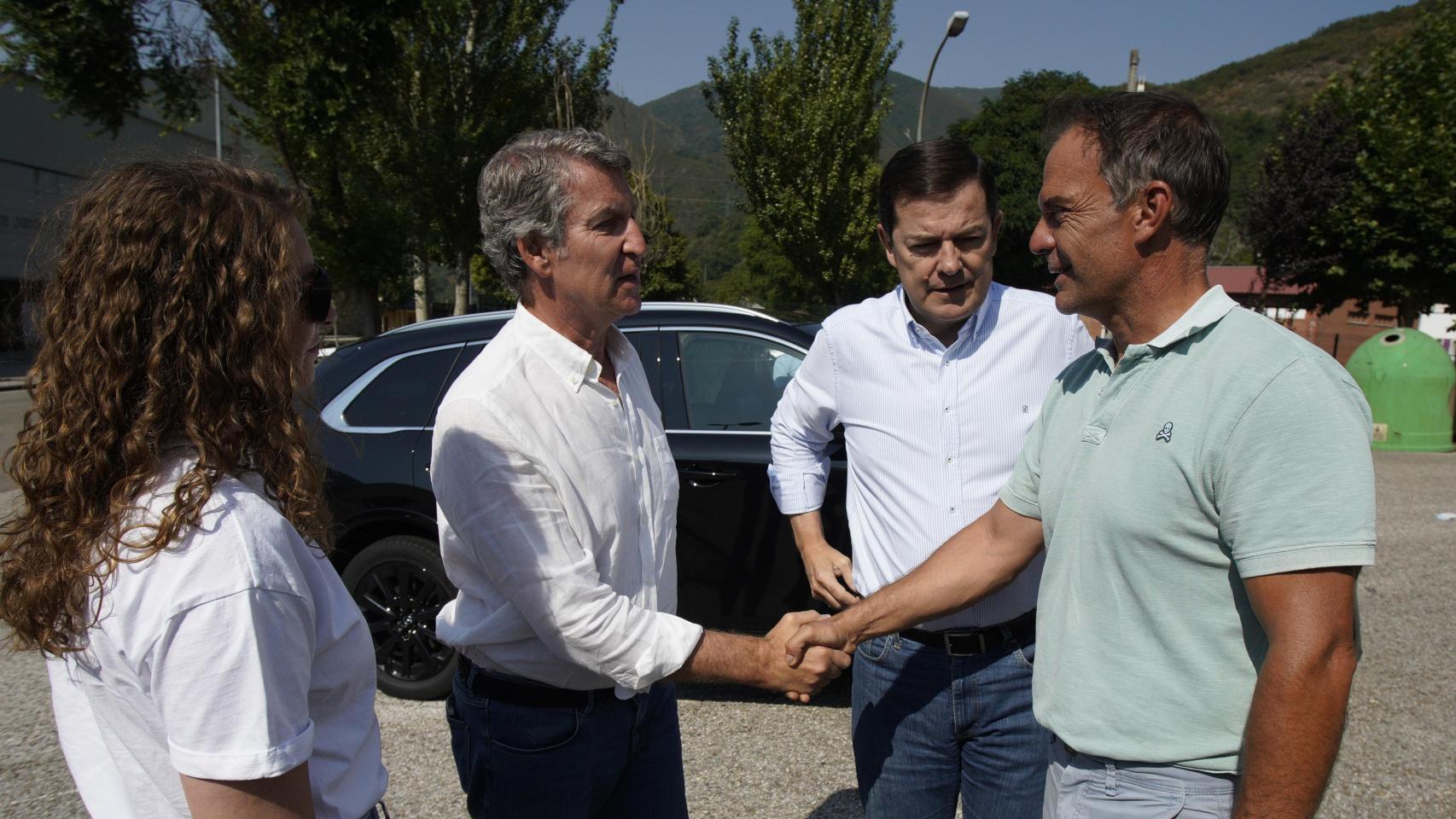El presidente de la Junta de Castilla y León, Alfonso Fernández Mañueco, junto al presidente de PP nacional, Alberto Nuñez Feijóo, durante su visita al Puesto de Mando Avanzado ubicado en Palacios del Sil (León)