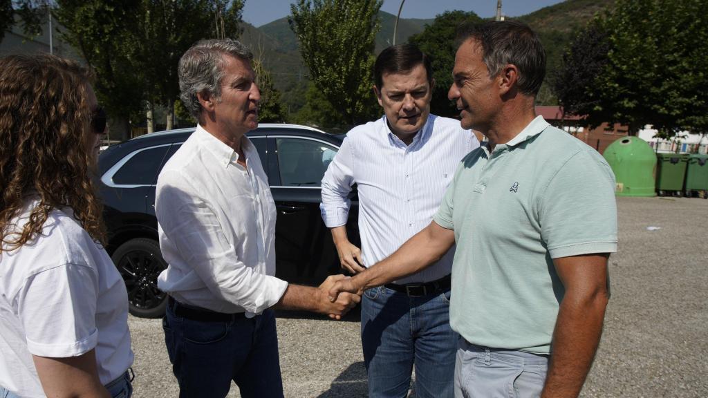 El presidente de la Junta de Castilla y León, Alfonso Fernández Mañueco, junto al presidente de PP nacional, Alberto Nuñez Feijóo, durante su visita al Puesto de Mando Avanzado ubicado en Palacios del Sil (León)