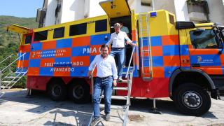 El presidente de la Junta de Castilla y León, Alfonso Fernández Mañueco, junto al presidente de PP nacional, Alberto Nuñez Feijóo, durante su visita al Puesto de Mando Avanzado ubicado en Palacios del Sil (León)