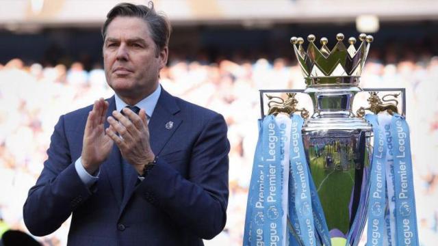 Richard Masters en el campo del Manchester City.