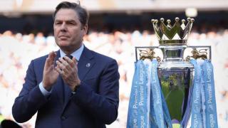 Richard Masters en el campo del Manchester City.