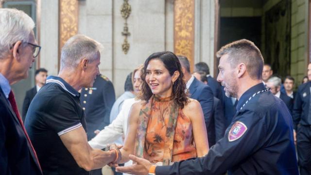 Isabel Díaz Ayuso junto a los bomberos de Madrid en la celebración de La Paloma.