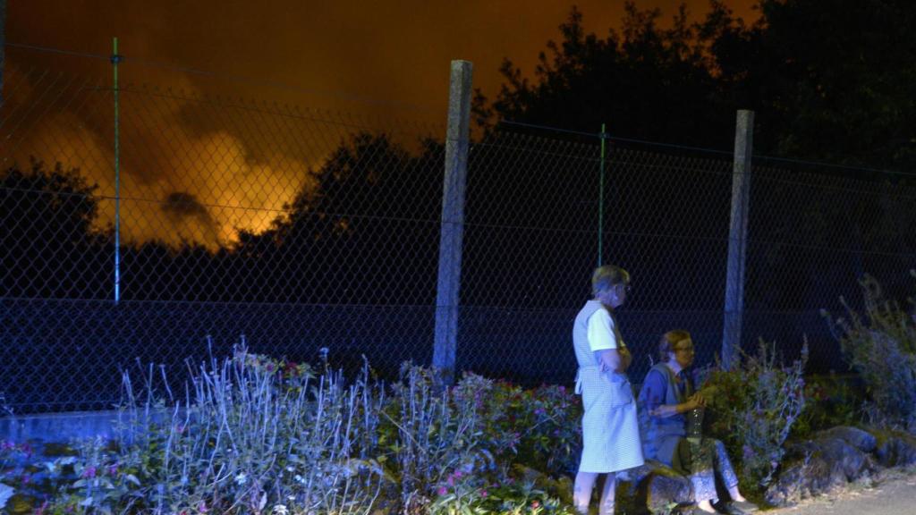 Dos vecinas desveladas por la proximidad del fuego a Rebordondo (Cualedro).