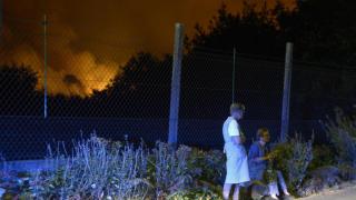 Dos vecinas desveladas por la proximidad del fuego a Rebordondo (Cualedro).