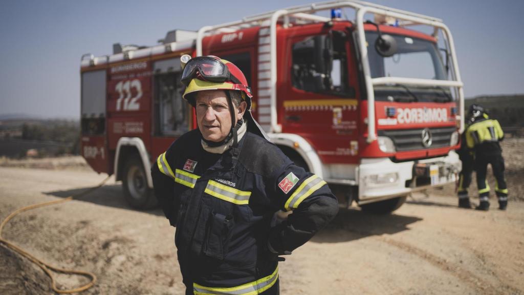 El presidente de la Diputación de Zamora, ante el camión de bomberos.