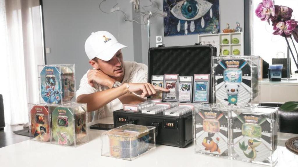Terence Atmane, con su colección Pokemon.