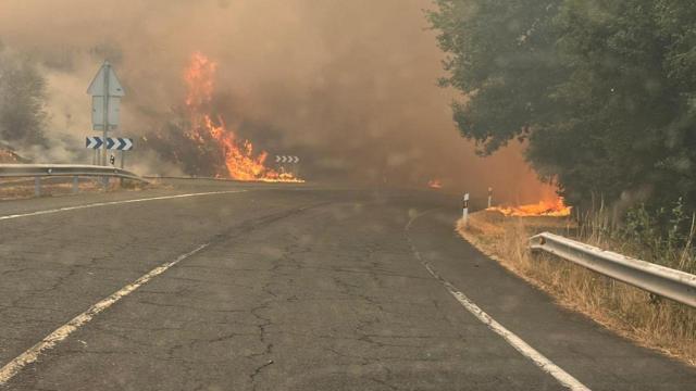 N-525, cercada por el fuego.