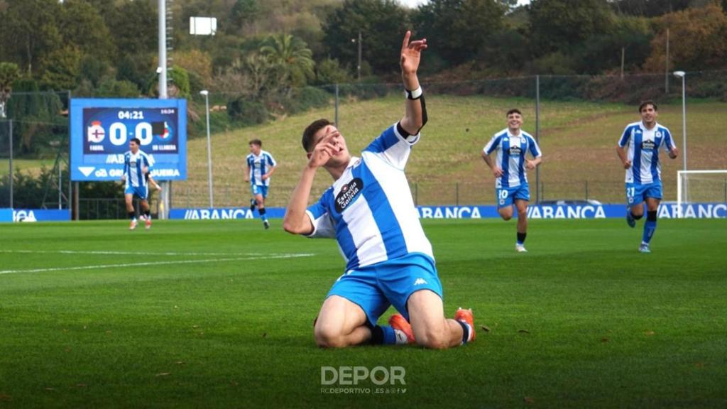 Adrian Guerrero celebrando un gol con el Fabril.