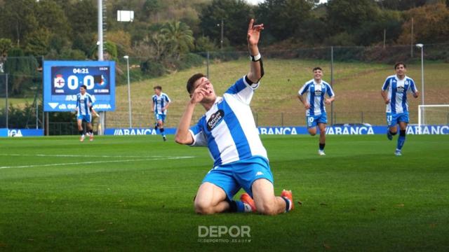 Adrian Guerrero celebrando un gol con el Fabril.
