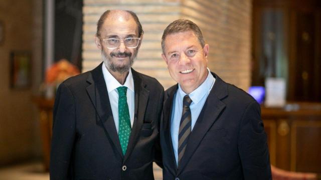 La fotografía con la que Emiliano García-Page (d) ha querido recordar a su gran amigo Javier Lambán (i).