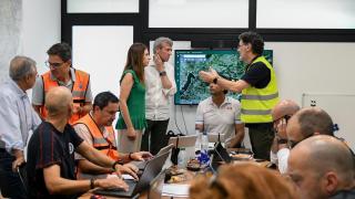 El presidente de la Xunta, Alfonso Rueda, visita el centro de coordinación operativa (Cecop) provincial para hacer el seguimiento de la situación de los incendios