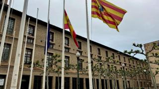 Las banderas del Pignatelli, sede del Gobierno de Aragón, a media asta.