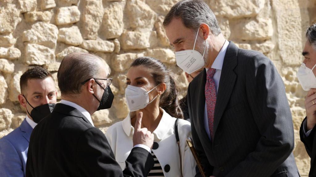 Javier Lambán Montañés, con los reyes Felipe y Letizia, en un acto celebrado con motivo del 275 aniversario del nacimiento de Francisco de Goya en Fuendetodos, Zaragoza, el 29 de marzo de 2021.