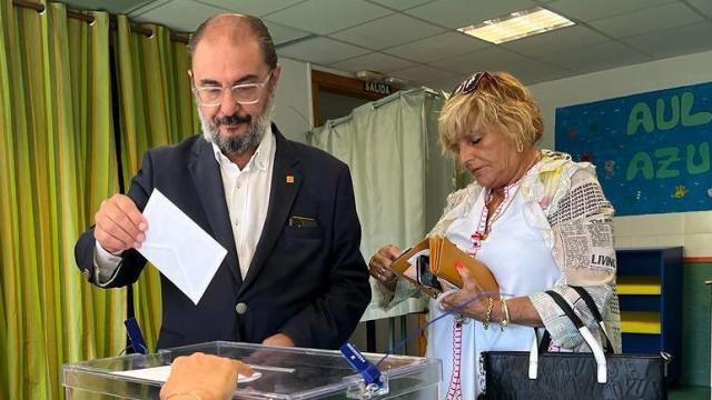 Javier Lambán, expresidente de Aragón, con su mujer, Marisa Lázaro.