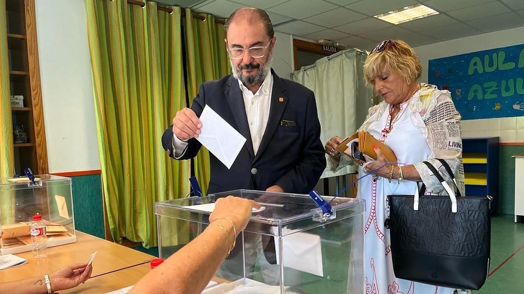 Javier Lambán, expresidente de Aragón, con su mujer, Marisa Lázaro.