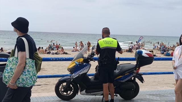 Policía Local en una playa de Alicante.