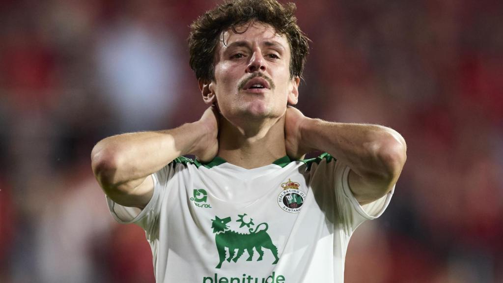 El jugador del Racing de Santander, Marco Sangalli, se lamenta de la eliminación de su equipo en el Playoff de ascenso. ante el Mirandés.