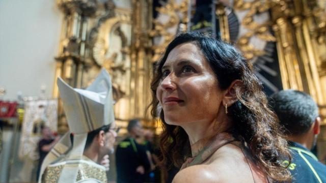 Ayuso en la ermita de la Virgen de la Paloma.