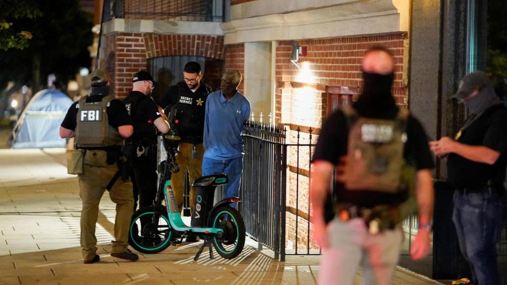 Agentes de la Administración de Control de Drogas (DEA) y el FBI hacen guardia este jueves cerca de Navy Yard, en Washington.