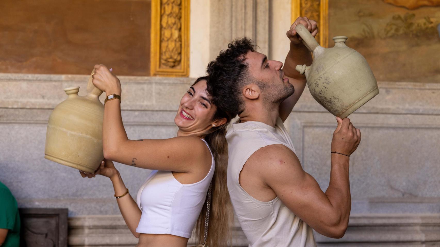 Los toledanos vuelven a levantar los botijos para beber el agua de la Virgen y cumplir con la tradición del 15 de agosto