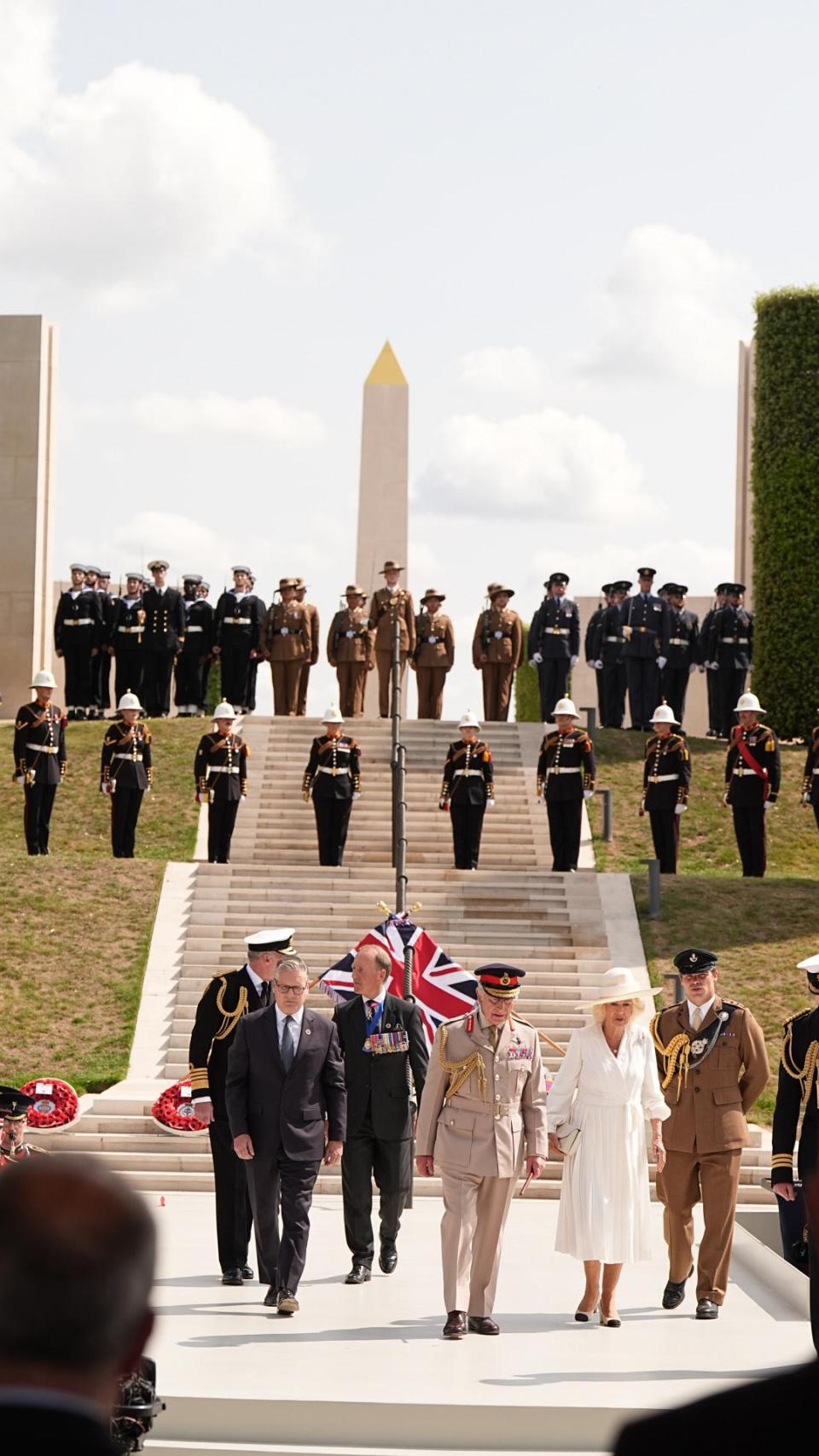El rey Carlos III y su mujer, la reina Camila, en los actos en memoria de los caídos en el frente oriental durante la II Guerra Mundial en el 80º aniversario de la rendición japonesa.
