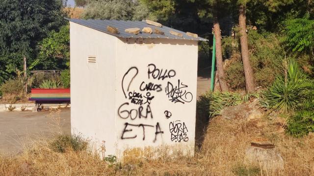 Algunas de las pintadas realizadas por los vándalos en Belmontejo (Cuenca).
