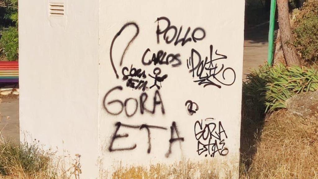 Algunas de las pintadas realizadas por los vándalos en Belmontejo (Cuenca).