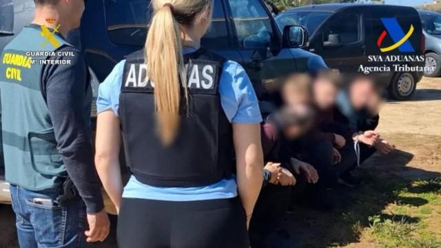 La Guardia Civil con un grupo de detenidos.