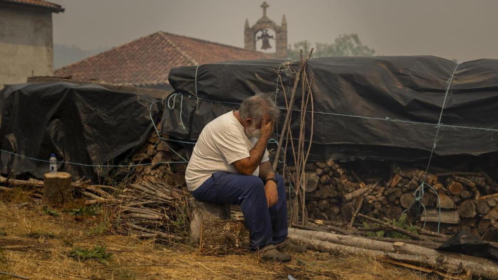 Un vecino apesadumbrado por el incendio de Cualedro, en Ourense.