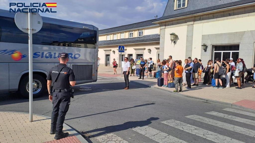 Los viajeros que están siendo trasladados en autobuses