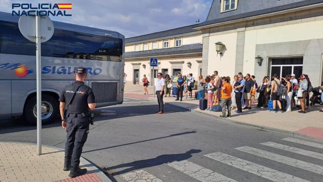 Los viajeros que están siendo trasladados en autobuses