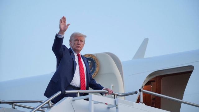 Donald Trump saluda antes de desplazarse en el Air Force One rumbo a Alaska para su reunión con Vladimir Putin.