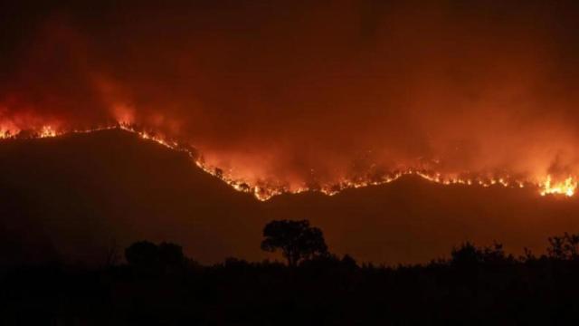 Vista del incendio forestal en Oímbra (Ourense).