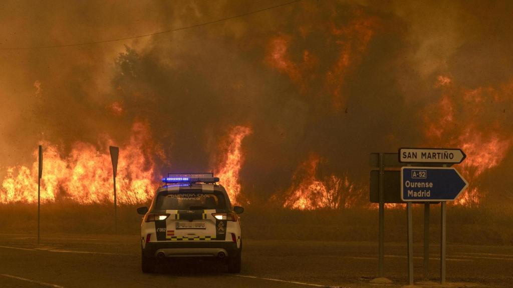 La medida de confinamiento por los incendios se ha levantado para más de 200 personas en distintos puntos de Ourense, aunque se mantiene para otras 120 por los incendios forestales que afectan a esa provincia.