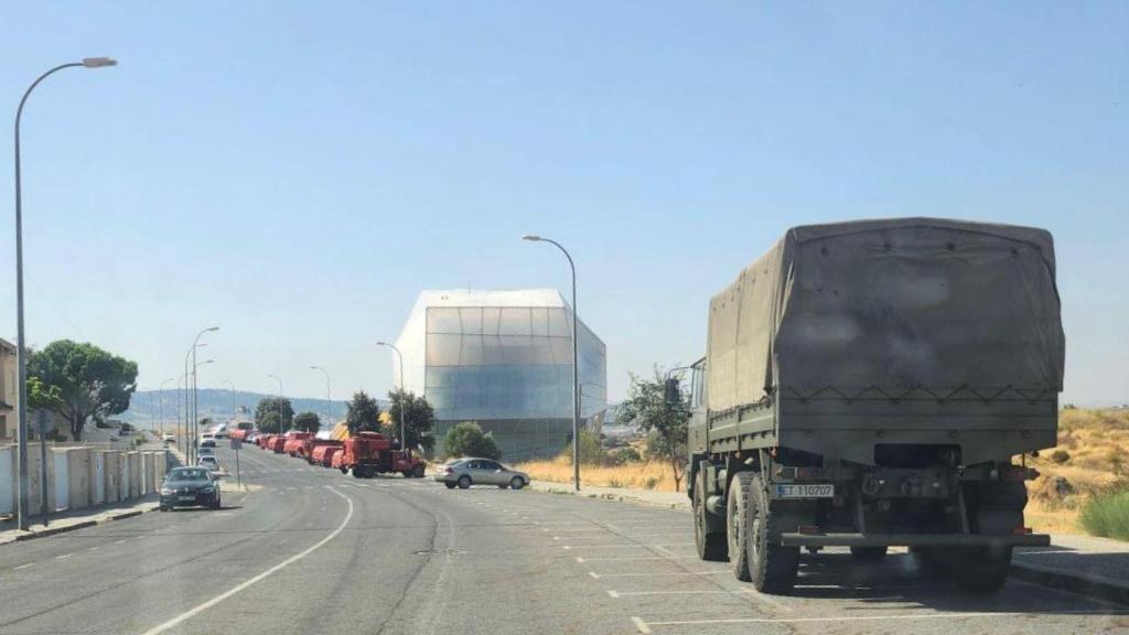Un camión de la UME ante el poliderpotivo de Plasencia, donde se han alojado 300 de los vecinos evacuados.