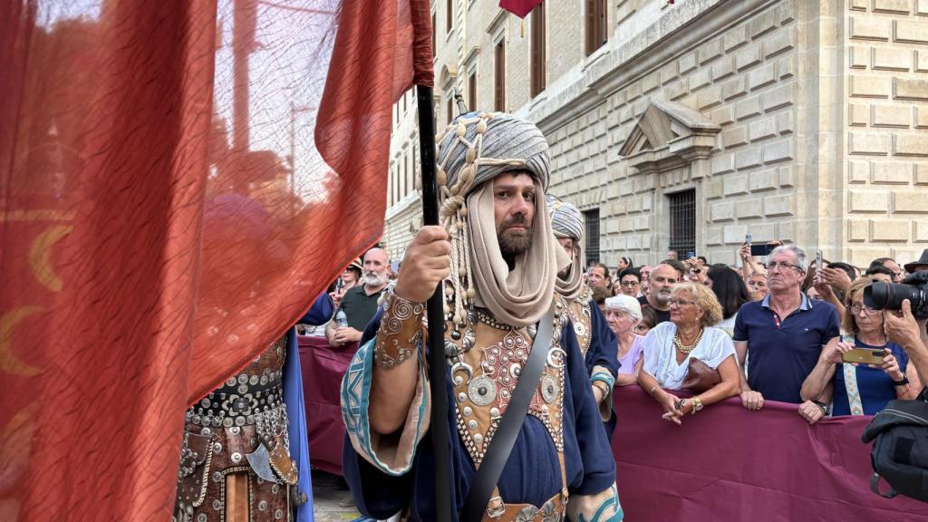 Imagen de un árabe en el desfile que da comienzo la Feria de Málaga