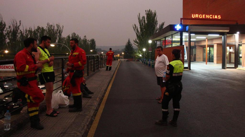Efectivos de la UME junto a uno de sus compañeros heridos en el incendio de Yeres (León), en el hospital El Bierzo de Ponferrada