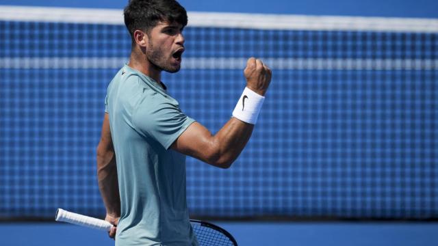 Alcaraz celebra un punto en su duelo ante Rublev.