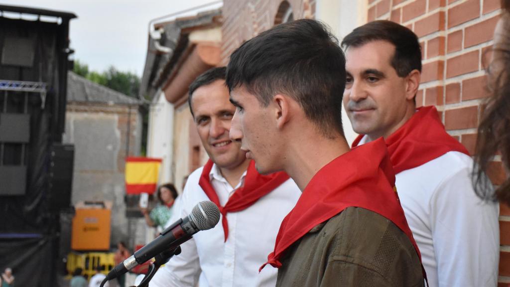 El pregonero Adrián Alonso, junto con el alcalde de Aldeamayor, Roberto Martínez, y el presidente de la Diputación de Valladolid, Conrado Íscar