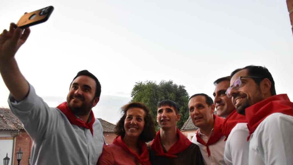 Una foto de familia en el balcón del Ayuntamiento