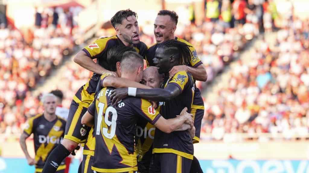 Isi Palazón celebra junto a sus compañeros tras anotar el tercer gol Girona