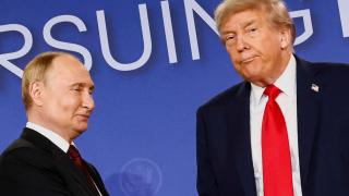 Vladímir Putin y Donald Trump, ante los medios tras su reunión de tres horas.