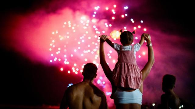 Una familia viendo los fuegos artificiales.