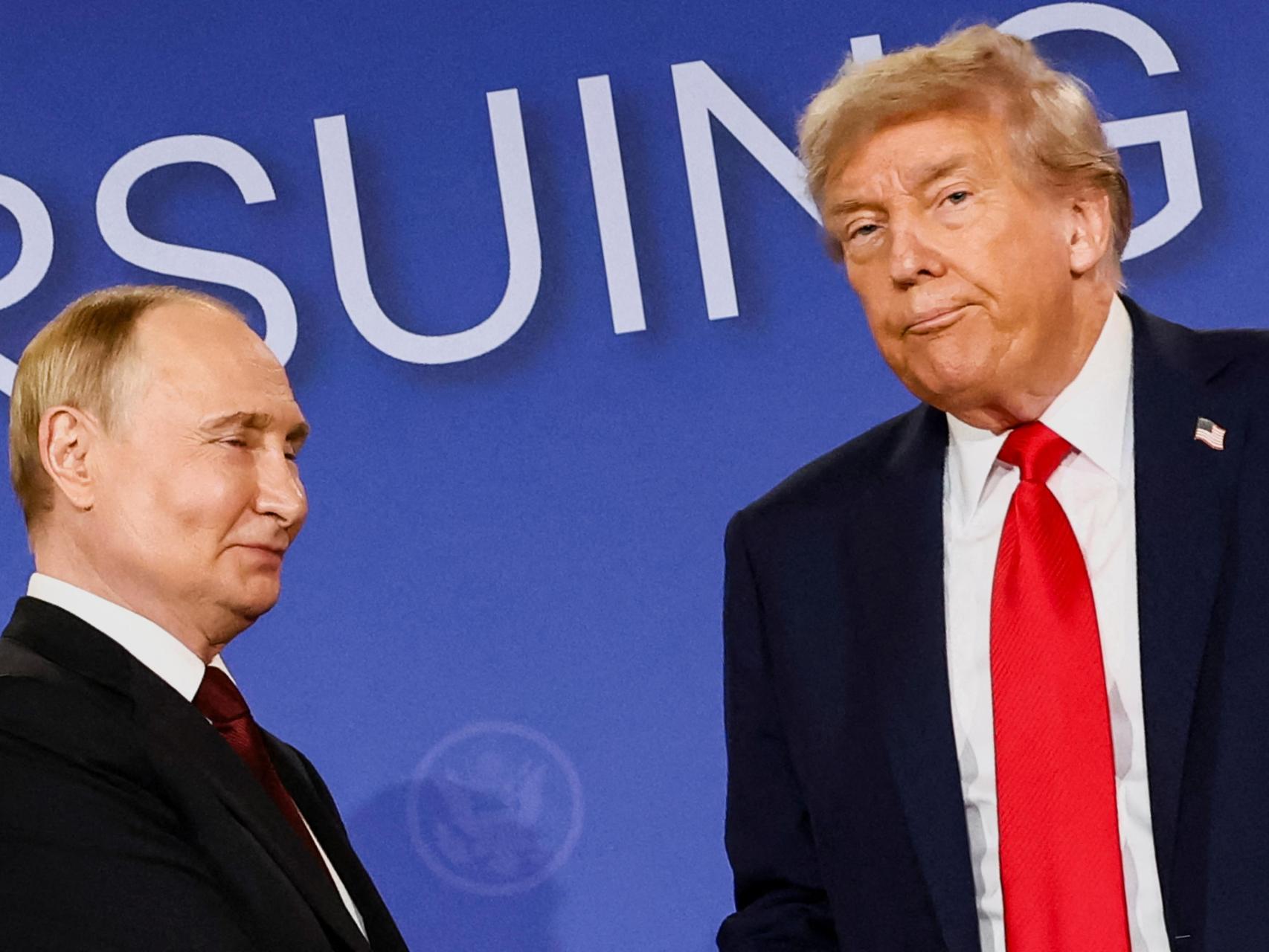 Vladímir Putin y Donald Trump, ante los medios tras su reunión de tres horas.