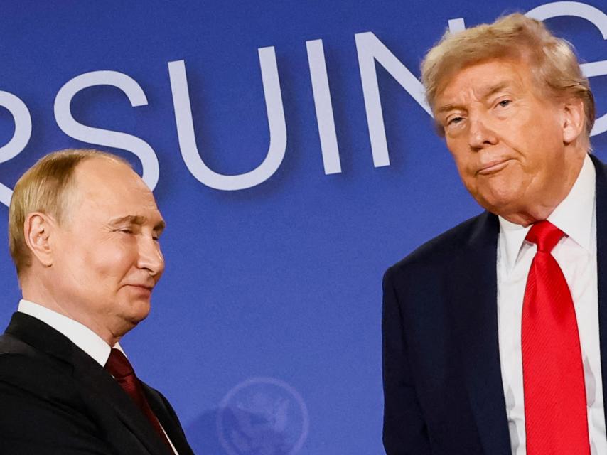 Vladímir Putin y Donald Trump, ante los medios tras su reunión de tres horas.