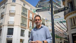 Javier Frutos, presidente de Mahos, al inicio de la calle Larios de Málaga.