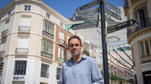 Javier Frutos, presidente de Mahos, al inicio de la calle Larios de Málaga.