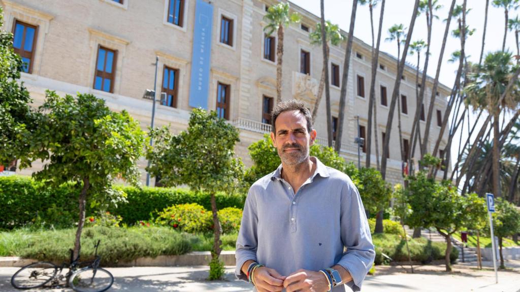 Frutos posa con el Museo de Málaga a su espalda.