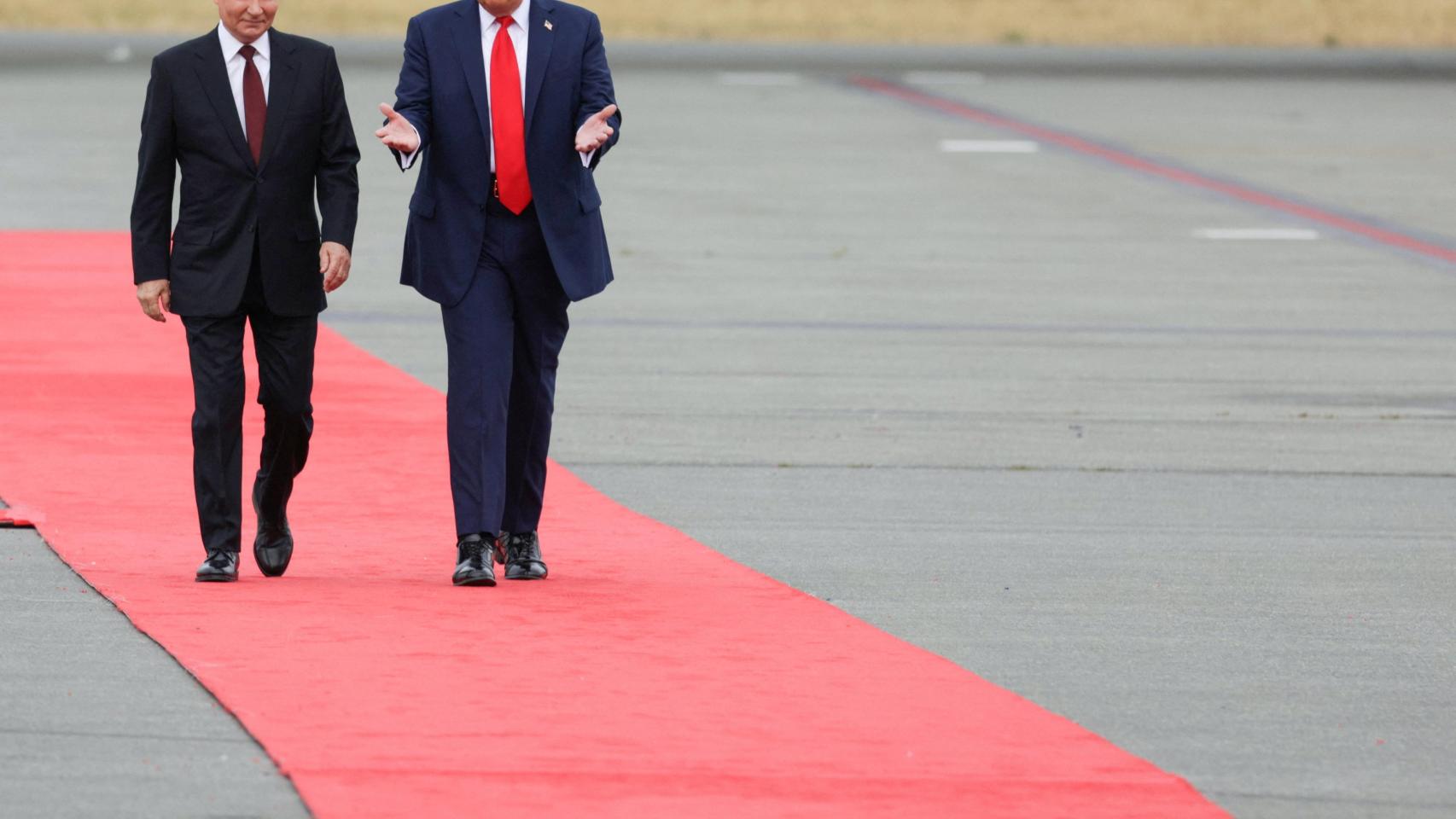 Putin camina por la alfombra roja tendida por Trump en Alaska, en su encuentro el pasado agosto.