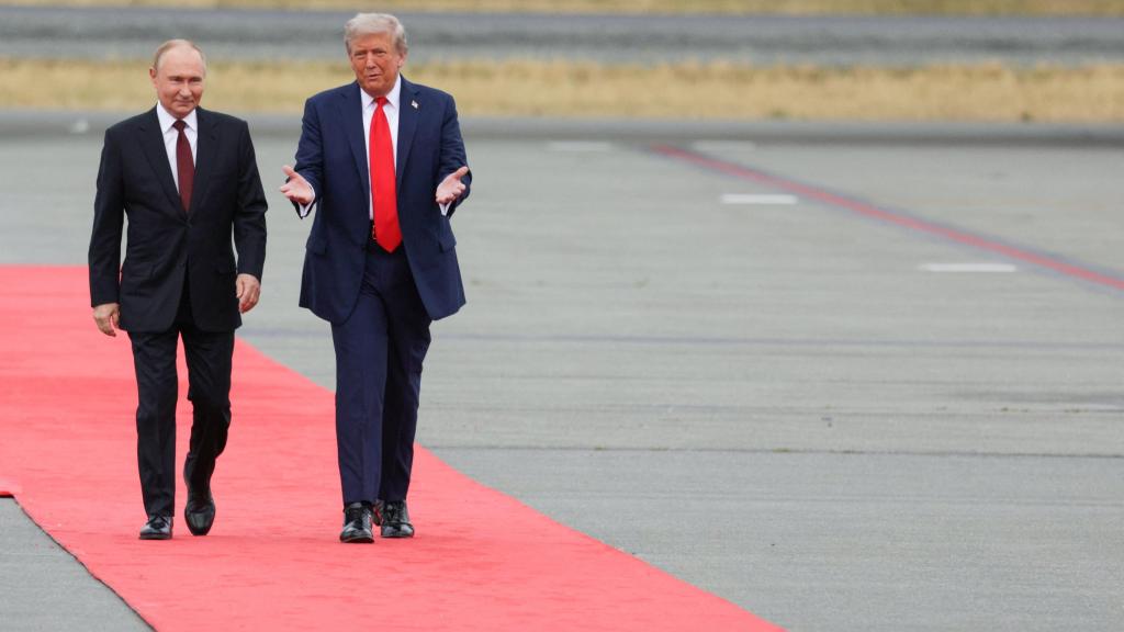 Putin camina por la alfombra roja tendida por Trump en Alaska, en su encuentro el pasado agosto.